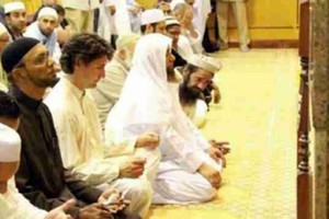 بالصور... رئيس وزراء كندا يصلي المغرب مع المسلمين