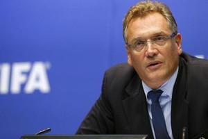 'الفيفا' يقيل أمينه العام الفرنسي فالكه