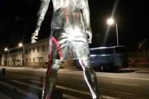 صورة... الاعتداء على تمثال رونالدو بسبب ميسي