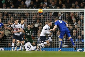 بالصور... ليستر يتحلى بالهدوء ليهزم توتنهام ويزيد الضغط على أرسنال