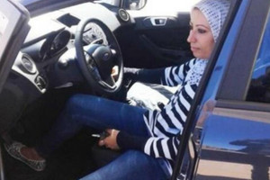 'إرهابية باريس' تتعرض للسرقة بعد حصولها على تعويض 350 ألف يورو