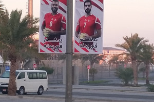 صور نجوم رجال اليد تزين محيط صالة خليفة