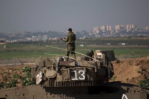 استشهاد فلسطيني ثان برصاص الجيش الإسرائيلي في مواجهات وسط قطاع غزة