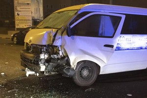 إصابة آسيويين بتصادم مركبتين بشارع أوال بالجفير