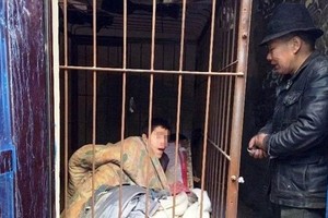 عائلة تحبس ابنها في قفص صغير لعدم قدرتها على التعامل معه