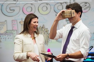 بالصور... رئيس وزراء كندا يختبر نظارات جوجل الذكية للواقع الافتراضي