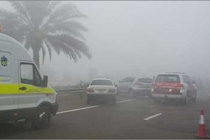 إصابة 23 شخصاً في تصادم 96 سيارة بسبب الضباب بأبوظبي