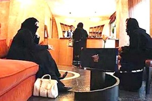 السعودية تسمح إسكان «المرأة» بلا محرم