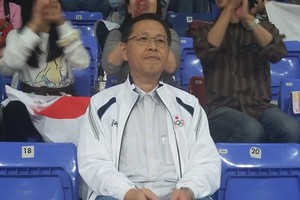 السفير الياباني يتوسط الجمهور