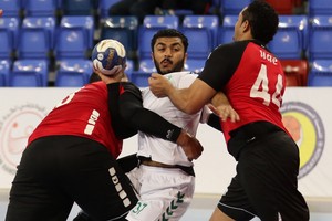 الإمارات تقلب التوقعات وتوقف السعودية بعد مباراة مثيرة