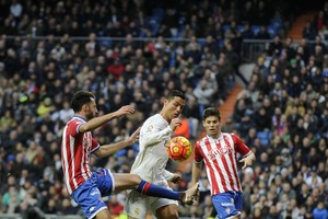 الريال يواصل انتفاضته بقيادة زيدان ويسحق خيخون بخماسية في الدوري الإسباني