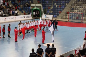 رجال اليد بلباس يحاكي علم البحرين