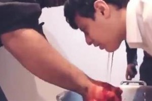 سعودي 'ينحر' ابنه لغسل أيدي ضيوفه