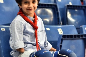 المشجع السعودي ابن القطيف الراشد يقهر الإعاقة ويساند أخضر اليد