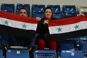 زوجين يحملان العلم السوري في صالة خليفة