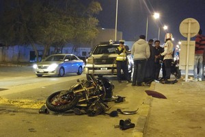 شاهد الصور...اصابة بليغة لشاب في حادث بمدينة عيسى