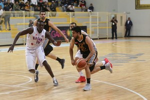 اشتباك يوقف مباراة الأهلي والمنامة في سداسي السلة