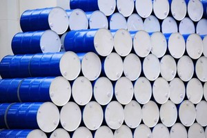 وكالة الطاقة تقول سوق النفط قد 'تغرق من التخمة' في 2016