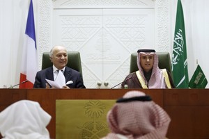 فابيوس: رفع العقوبات عن إيران لا يعطيها حق تطوير الصواريخ الباليستية