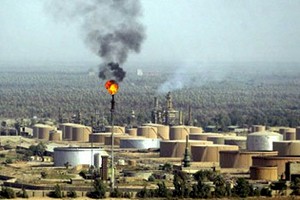 العراق يخطط لخفض الإنفاق على تطوير حقول النفط