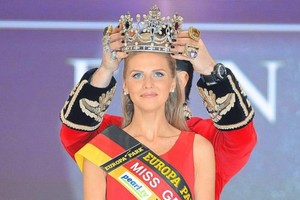 عروض الأزياء تخطف ملكة جمال ألمانيا من الطب