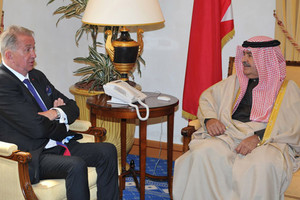 الشيخ علي بن خليفة يستقبل مدير معهد السلام الدولي