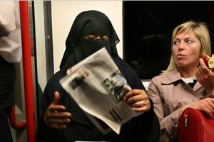 حملة لتعليم المسلمات اللغة الإنجليزية في بريطانيا