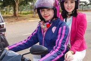 في إندونيسيا... 'دراجات أجرة' للنساء 
