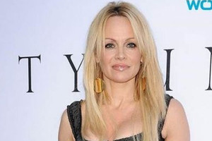 باميلا أندرسون تحث الفرنسيين على عدم تناول كبد الإوز