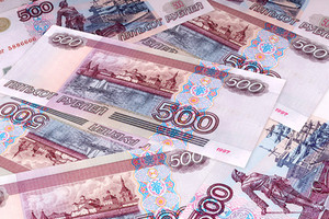 هبوط تاريخي للعملة الروسية مع تجاوز الدولار 80 روبل