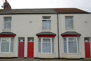 الأبواب الحمراء لتمييز بيوت طالبي اللجوء في بلدة بريطانية