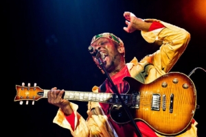 جيمي كليف مغني أسطورة الريغي في سباق جائزة البحرين الكبرى 2016