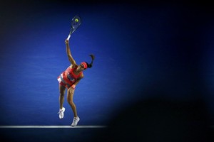 بالصور... سقوط متفرجة لم يمنع ايفانوفيتش من التقدم في بطولة استراليا للتنس