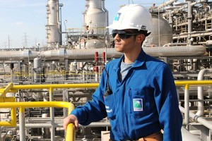 رئيس أرامكو السعودية: أسعار النفط بالغت في الهبوط وستبدأ الانتعاش في 2016