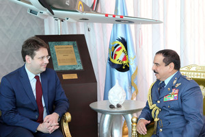 العاهل يؤكد حرصه واهتمامه الكبير بتطوير العلاقات البحرينية الفرنسية