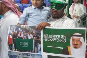 الطفل الذي خطف القلوب والأضواء: سأشجع السعودية شوطا والبحرين شوطا