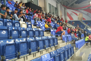 الجمهور البحريني بدء التوافد على صالة خليفة لموقعة إيران