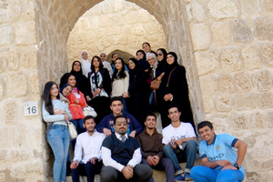 طلبة السنة التحضيرية بجامعة الخليج العربي يزورون قلعة البحرين