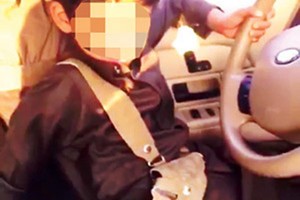 السعودية: طفل يحمل مسدساً يثير الغضب في مواقع التواصل