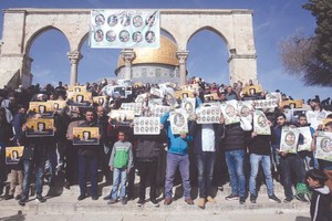 قلق على صحافي فلسطيني أسير مُضرب عن الطعام منذ شهرين