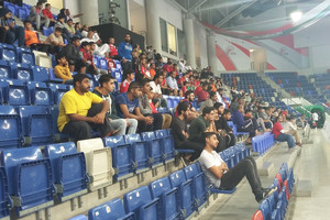 الجمهور البحريني يبدء التوافد على صالة مدينة خليفة