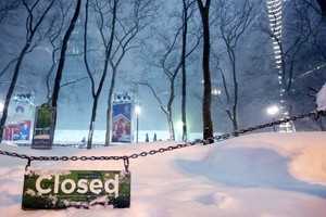 عاصفة ثلجية تصيب نيويورك وواشنطن بالشلل