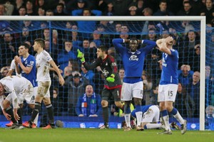 إيفرتون يواصل ترنحه ويسقط في فخ الهزيمة أمام سوانزي في الدوري الإنجليزي