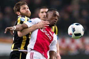 أياكس يجتاز عقبة آرنهيم ويعزز صدارته للدوري الهولندي