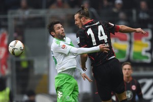 (هاتريك) ماير يقود فرانكفورت لاجتياز فولفسبورغ في الوقت القاتل بالدوري الألماني