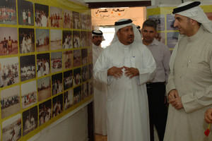 الجودر يفتتح معرض الصور القديمة بمركز شباب السهلة الجنوبية