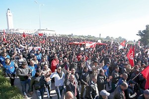 الأمن التونسي يتظاهر أمام القصر