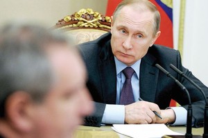 بوتين «يصحح» نظريات لينين... وتهم الفساد تلاحقه