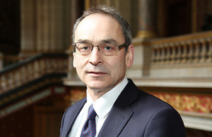 السفير البريطاني مارتن يهنئ أحمر اليد