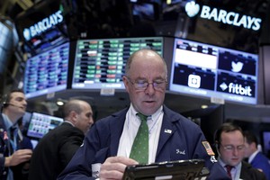 الأسهم الأميركية تنخفض في بداية الجلسة متأثرة بتراجع النفط وتوقعات من 'أبل'